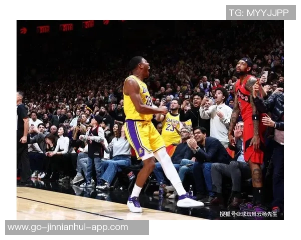 八村压哨三分绝杀后迅速退场被队友抓回现场引发笑声